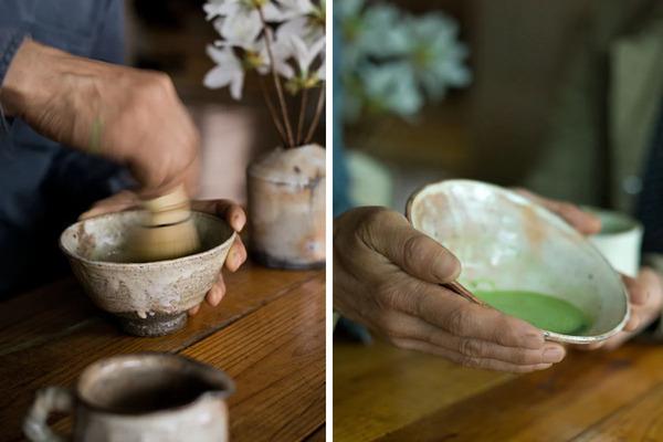 Khuấy bột trà matcha cùng nước nóng trong chén Chawan / Tenmoku trước khi thưởng thức