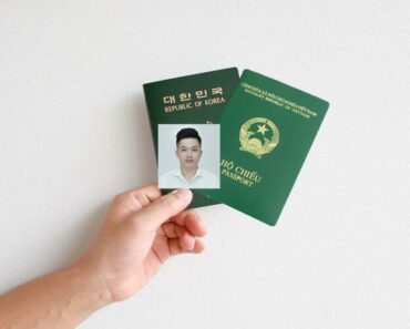 Chụp ảnh hộ chiếu mặc áo gì? Quy định chụp ảnh hộ chiếu 2024